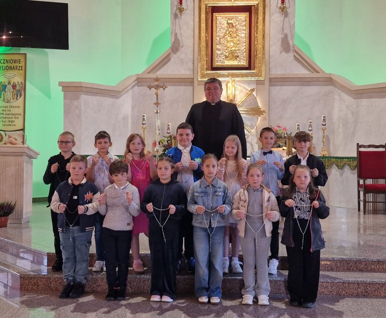 Poświęcenie różańców dzieci z klasy III